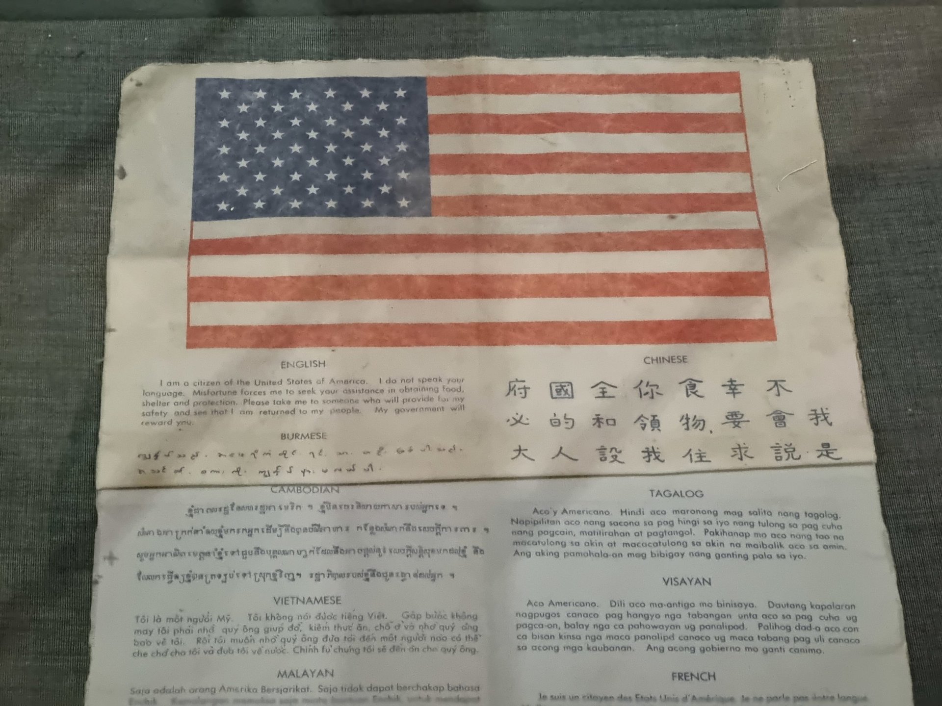 galaxy s21 fe zoom shot de una exhibición de museo realizada por las Fuerzas Armadas de los Estados Unidos durante la Guerra de Vietnam