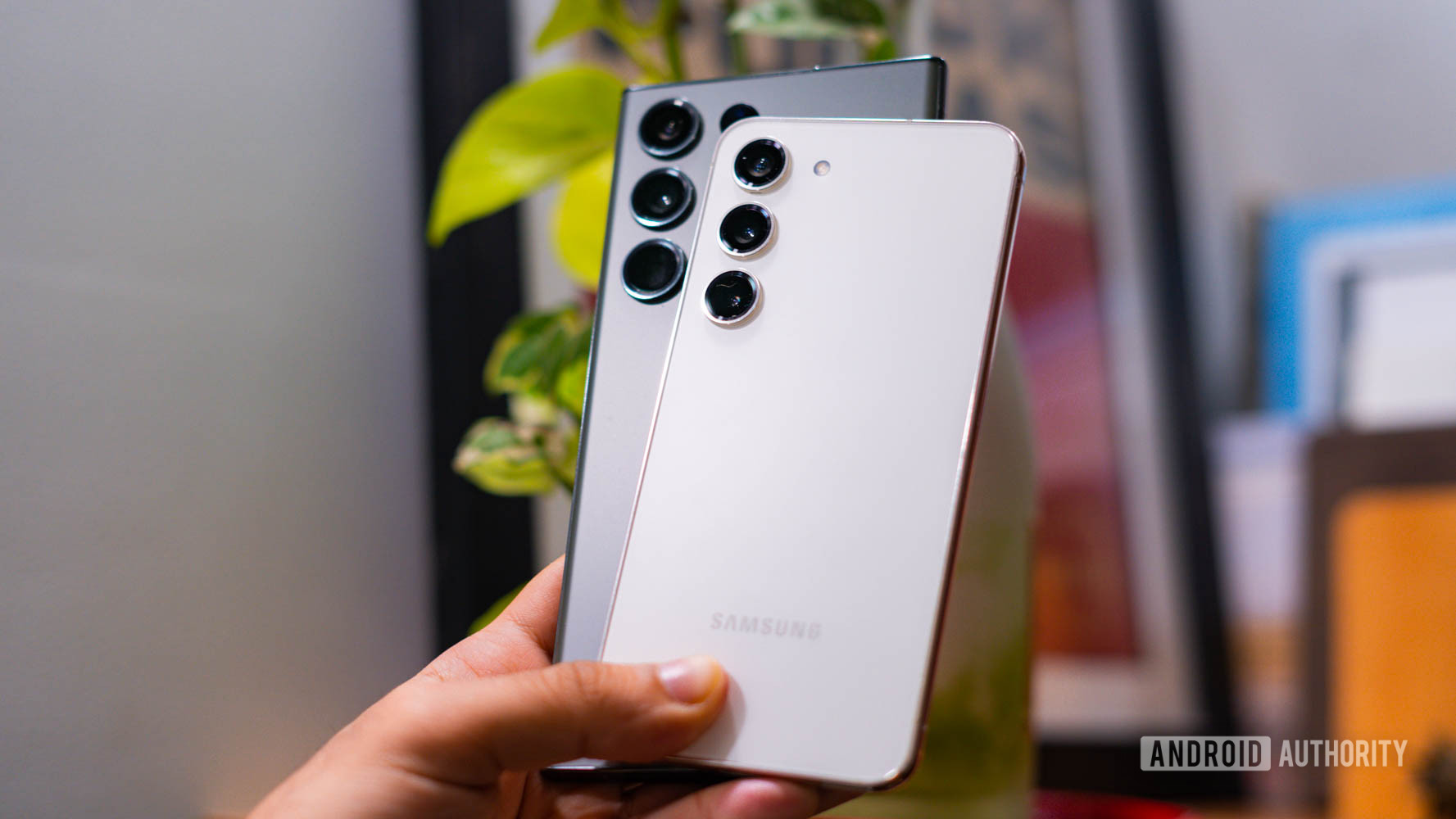 Samsung Galaxy S23 Ultra vs Galaxy S23 en la mano