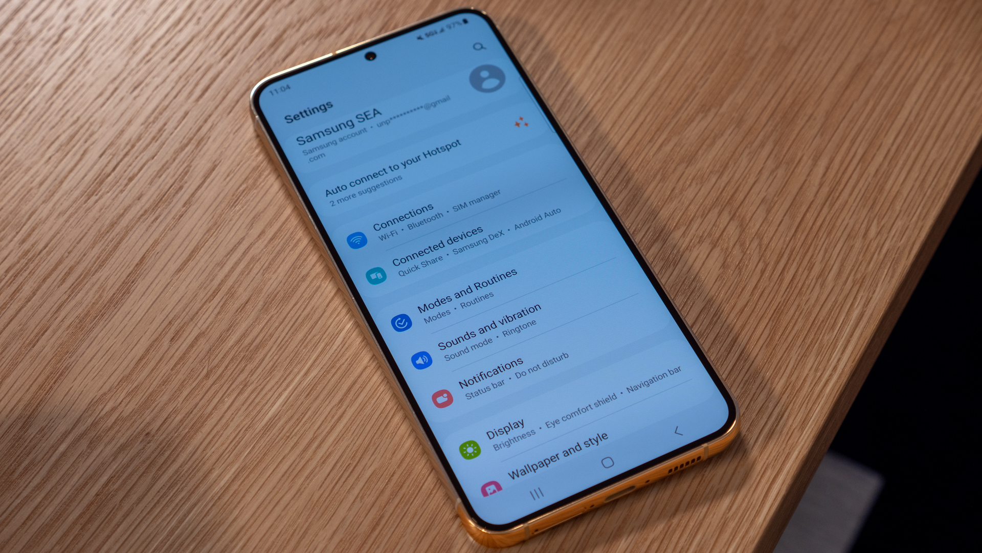 configuración de samsung galaxy s23 en la mesa