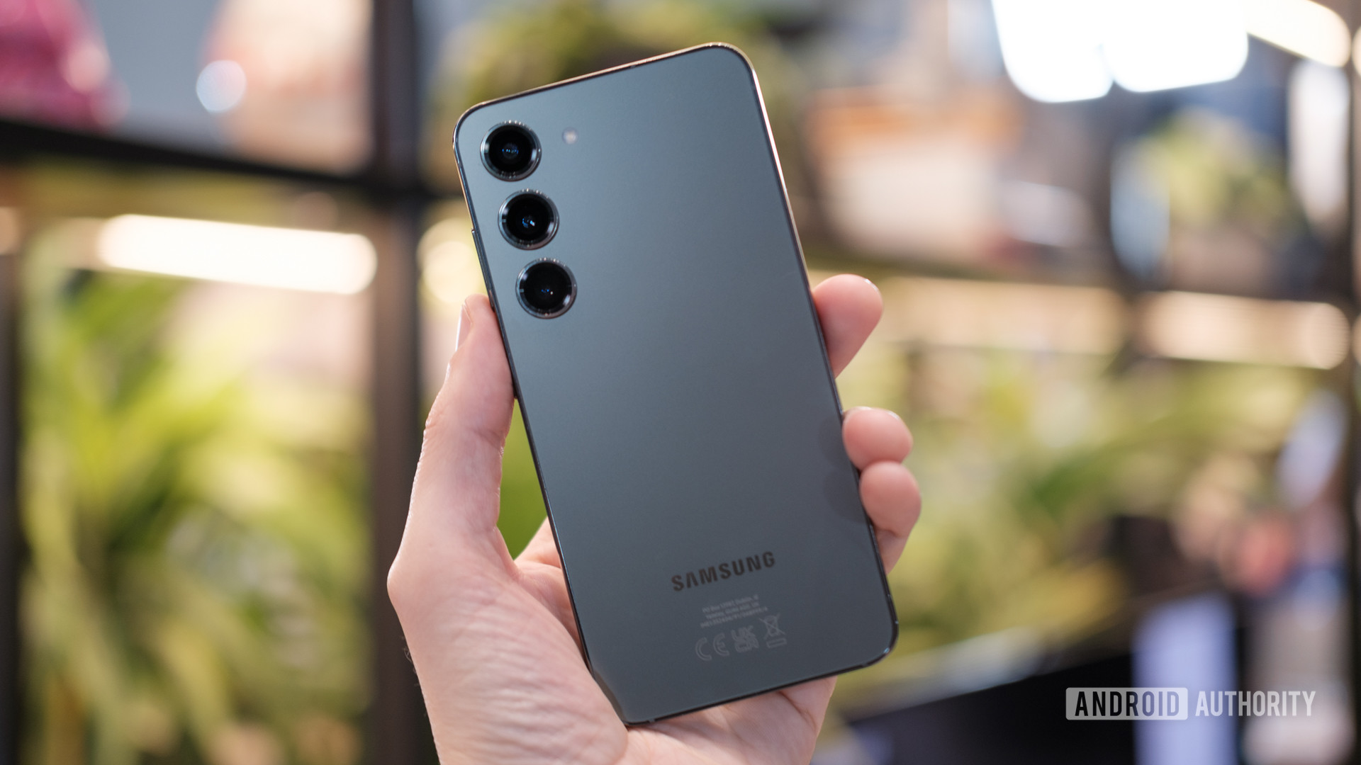 Samsung Galaxy S23 colorway verde en la mano